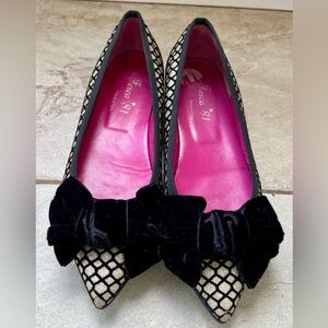 Ferca 81 Black and Gold Bow Flats sz 37. Made in Italy.